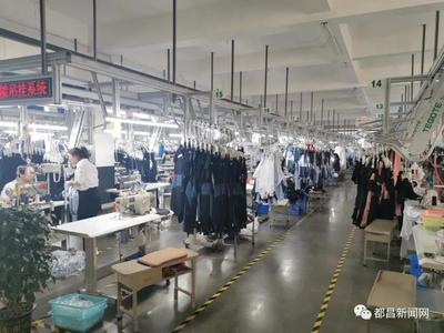 富德士服飾公司:加班加點趕訂單 一刻不停忙生產(chǎn)