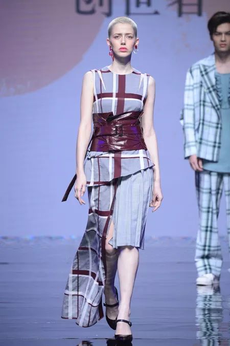 坐標(biāo)大浪 時(shí)尚風(fēng)云激蕩，潮流與創(chuàng)新共生——2019春夏中國(guó)紡織面料流行趨勢(shì)暨新銳設(shè)計(jì)師發(fā)布秀側(cè)記